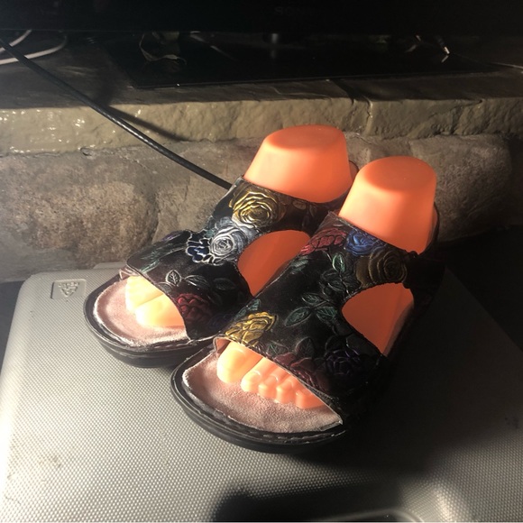 Alegria VIK-839 women's multi color embossed leather sandal Size 38/7.5US - Picture 3 of 14